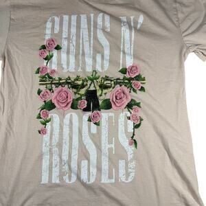 guns N’ Roses size medium, graphic T Ships fast from a smoke-free home.